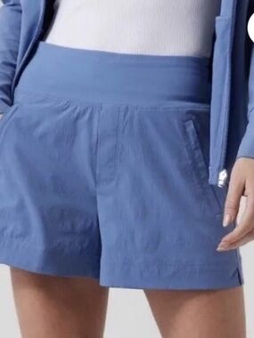 Athleta Trekkie North Short Mid-Rise Zip Pocket in Light Blue, Size 12